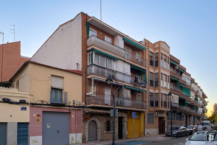 Local en alquiler en Calle Pinto, 3, Getafe, Madrid, 28901 con coche, ventana, edificio, cielo, diseño urbano, puerta, vehículo, área residencial, barrio y casa alrededor