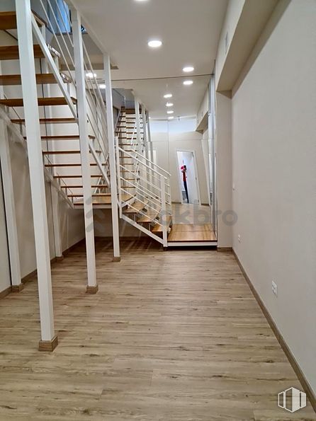 Retail for sale at Calle General Pardiñas, Salamanca, Madrid, 28006 with building, stairs, wood, flooring, floor, wood stain, hall, hardwood, house and fixture around