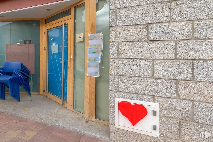 Local en alquiler y venta en Plaza Constitución, Galapagar, Madrid, 28260 con silla, puerta, madera, ladrillo, pared, rojo, fachada, superficie de la carretera, pavimentos y albañilería alrededor