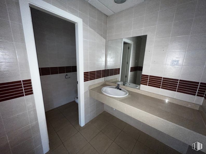 Office for sale at Calle Francisco Alonso, Alcalá de Henares, Madrid, 28806 with sink, flooring, floor, plumbing fixture, interior design, bathroom sink, plumbing, tile, composite material and bathroom around