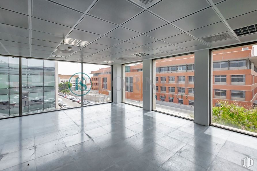 Oficina en alquiler en Edificio B, Calle Albasanz, 15 B, San Blas - Canillejas, Madrid, 28037 con edificio, planta, accesorio, piso, diseño urbano, suelo, ventana, fachada, edificio comercial y vidrio alrededor