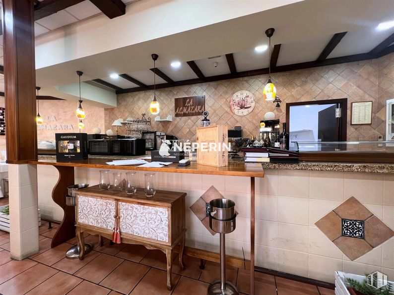 Local en alquiler en Zona Centro, Illescas, Toledo, 45200 con lámpara, propiedad, encimera, ebanistería, cocina, interiorismo, madera, barware, pared y suelos alrededor