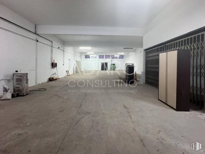 Nave en alquiler en Calle Gamonal, Villa de Vallecas, Madrid, 28031 con suelos, suelo, techo, hall, hormigón, plata, material de construcción, acero, lámpara fluorescente y iluminación natural alrededor