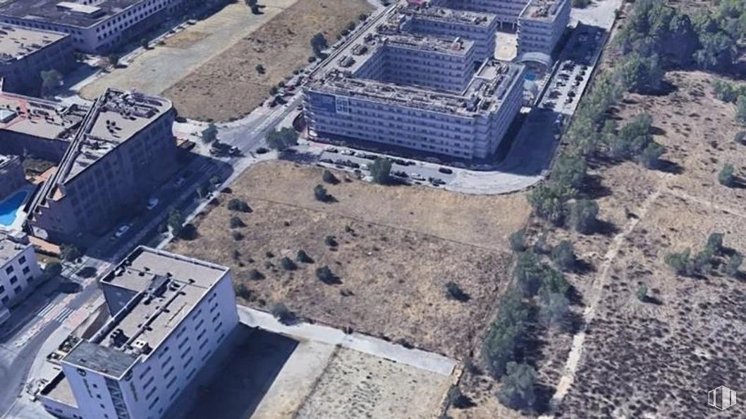 Land for sale at Avenida Aragón, 402, San Blas - Canillejas, Madrid, 28022 with building, daytime, urban area, apartment, urban design, condominium, high-rise building, metropolis, brutalist architecture and aerial photography around