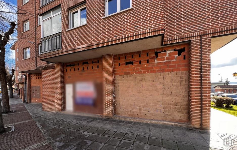 Retail for sale at Avenida Juventud, Ávila, 05003 with window, building, road surface, brickwork, wood, brick, wall, plant, building material and facade around