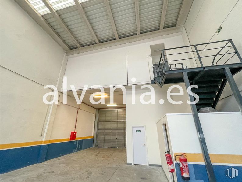 Nave en alquiler en Polígono Neinor, Leganés, Madrid, 28914 con puerta, edificio, línea, madera, accesorio, material compuesto, gas, techo, material de construcción y suelos alrededor