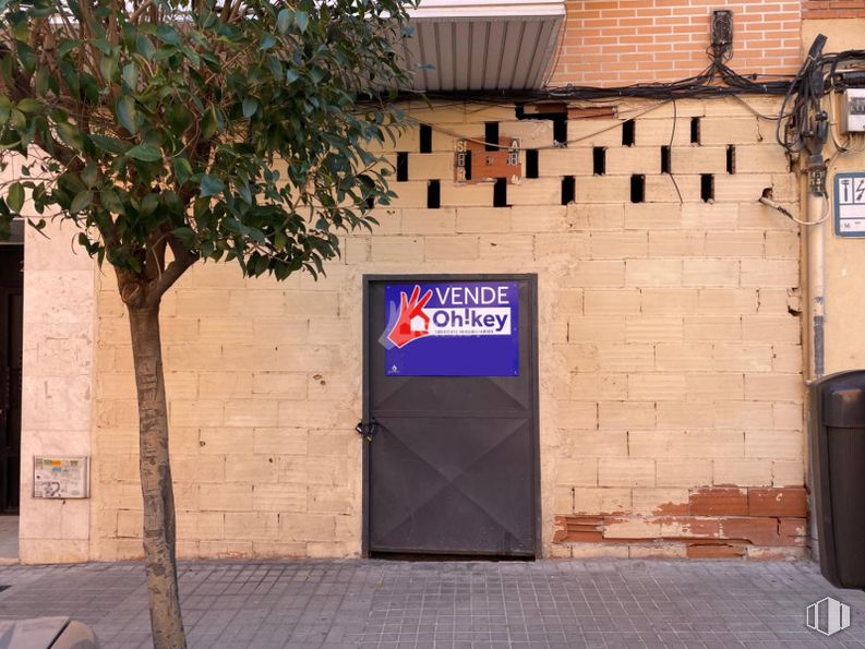 Local en venta en Zona Universidad, Getafe, Madrid, 28903 con contenedor de basura, pared, pintura, ladrillo y firmar alrededor