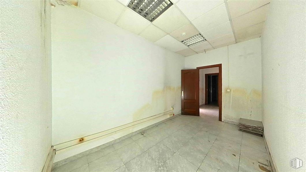 Office for sale at Calle Francisco Aritio, Guadalajara, 19004 with door, fixture, hall, flooring, floor, wood, wall, ceiling, composite material and concrete around