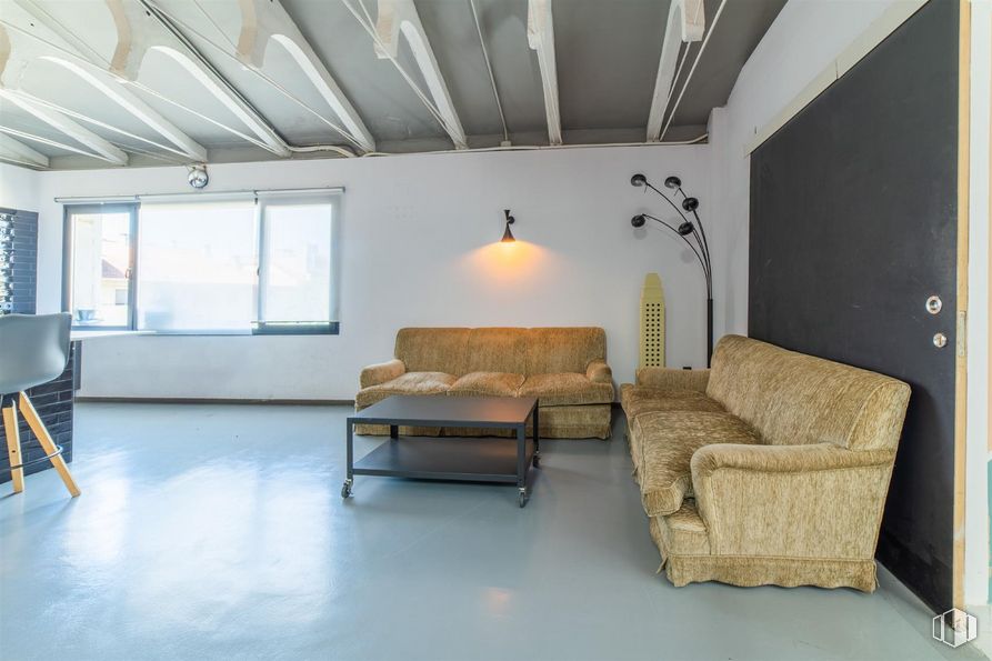 Local en alquiler en Calle Sierra de los Filabres, 24, Puente de Vallecas, Madrid, 28038 con sofá, mesa, mueble, edificio, ventana, madera, confort, interiorismo, suelos y suelo alrededor