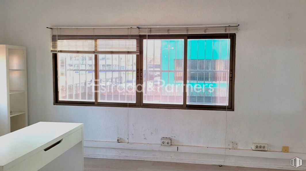 Nave en alquiler y venta en Calle Cámara de la Industria, Móstoles, Madrid, 28938 con ventana, accesorio, rectángulo, madera, sombra, edificio, suelos, tintes y matices, madera dura y vidrio alrededor