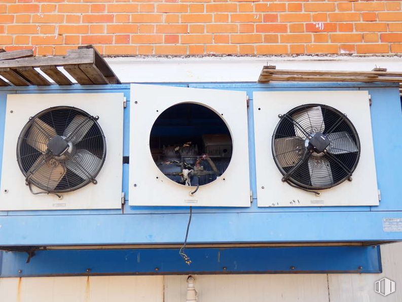 Industrial for sale at Carretera CM-5007, Valmojado, Toledo, 45940 with mechanical fan, window, blue, azure, automotive tire, ventilation fan, automotive wheel system, rim, door and gas around