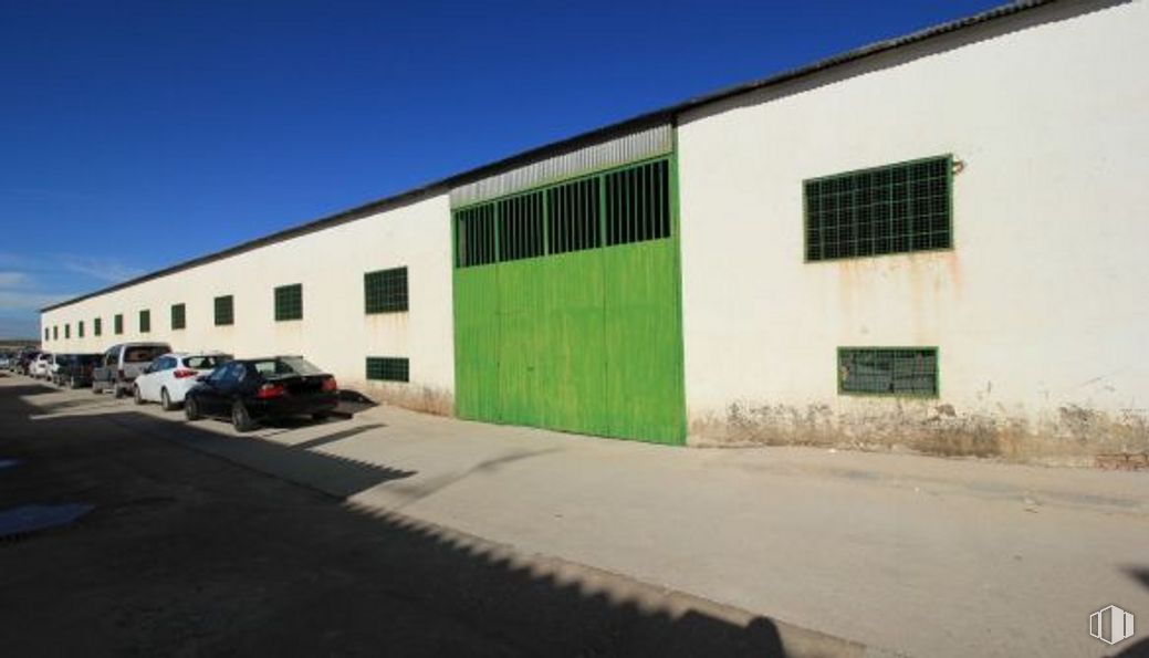 Industrial for sale at Calle Cuevas, 28, Borox, Toledo, 45222 with car, window, building, automotive parking light, sky, automotive tire, tire, fixture, asphalt and door around