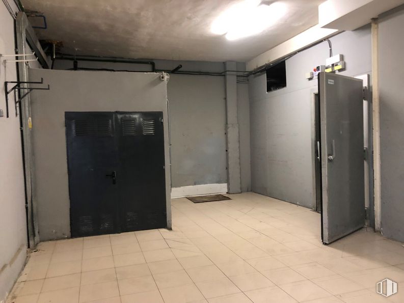 Retail for sale & for rent at Calle Toledo, 17, Sonseca, Toledo, 45100 with door, fixture, floor, flooring, building, ceiling, gas, handle, aluminium and room around