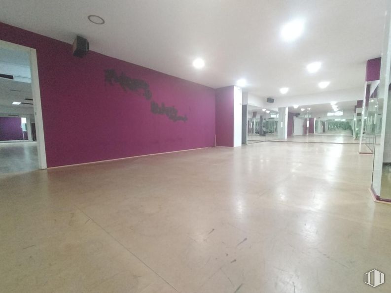 Local en alquiler y venta en Zona Fuencasa, San Fernando de Henares, Madrid, 28830 con edificio, morado, suelos, suelo, hall, magenta, techo, accesorio, espacio y madera alrededor