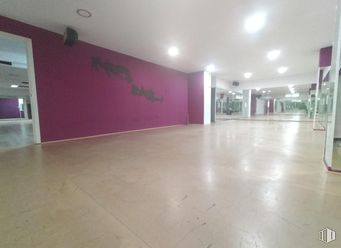 Local en alquiler y venta en Zona Fuencasa, San Fernando de Henares, Madrid, 28830 con edificio, morado, suelos, suelo, hall, magenta, techo, accesorio, espacio y madera alrededor