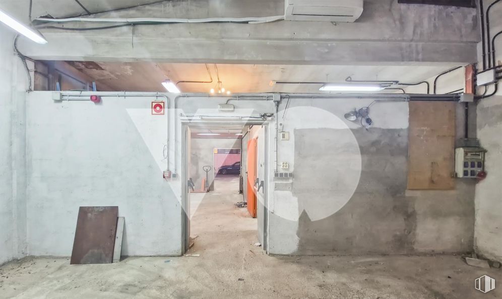 Retail for sale at Calle San Leopoldo, Tetuán, Madrid, 28029 with door, floor, flooring, ceiling, composite material, concrete, electrical supply, basement, paint and plaster around