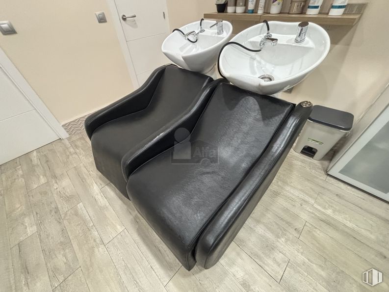 Retail for rent at Calle Campo Estrella, Fuencarral - El Pardo, Madrid, 28050 with sink, couch, silver, plastic and leather around