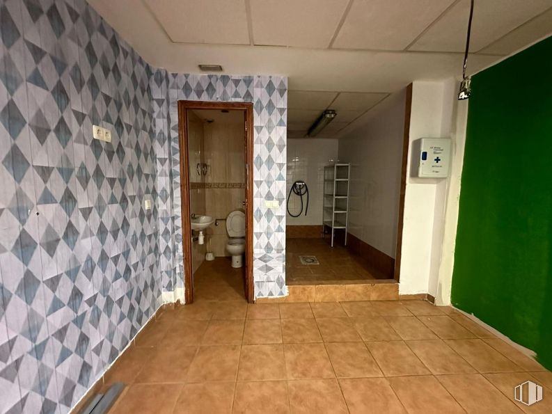 Retail for sale at Calle Jorge Torner, Cuenca, 16004 with fixture, door, interior design, wood, flooring, tile flooring, floor, hall, real estate and ceiling around