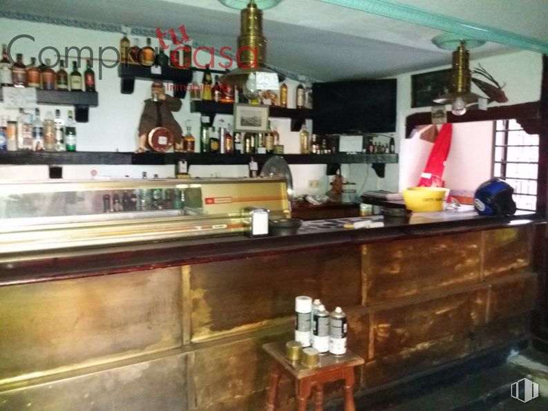 Local en venta en El Carmen, Segovia, 40004 con ebanistería, alumbrado, mesa, propiedad, edificio, establecimiento de bebidas, barware, botella, madera y diseño de interiores alrededor