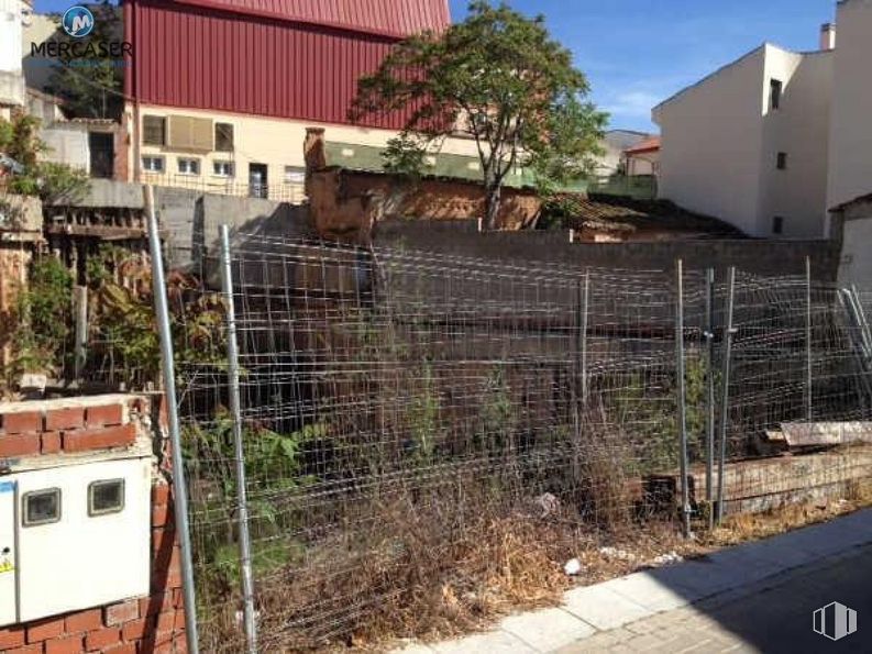 Land for sale at Zona Centro, Cabanillas del Campo, Guadalajara, 19171 with house, building, plant, property, window, tree, land lot, fence, brick and urban design around