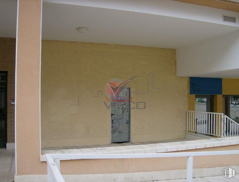 Retail for rent at Zona de la Música Española, Cuenca, 16004 with paint, building, wood, floor, flooring, house, fixture, wood stain, ceiling and facade around