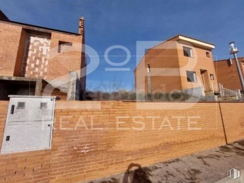 Land for sale at Casco urbano, Almorox, Toledo, 45900 with house, building, sky, window, wood, land lot, wall, brick, font and facade around