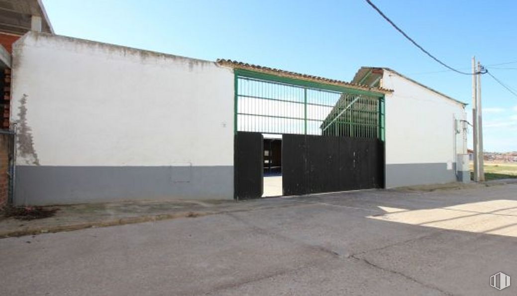 Industrial for sale at Calle Cuevas, 28, Borox, Toledo, 45222 with sky, property, road surface, asphalt, fixture, composite material, facade, concrete, road and commercial building around