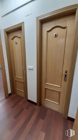 Retail for rent at Calle Pozuelo, Fuenlabrada, Madrid, 28945 with door, brown, handle, fixture, dead bolt, wood, home door, house, floor and wood stain around