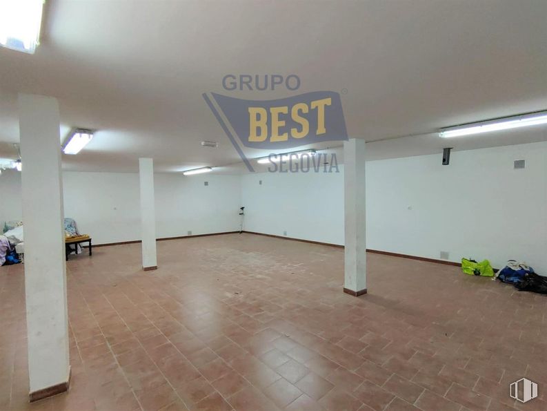 Retail for sale & for rent at Zona centro San Cristóbal, San Cristóbal de Segovia, Segovia, 40197 with fixture, flooring, floor, building, gas, ceiling, composite material, tile flooring, shade and parking around