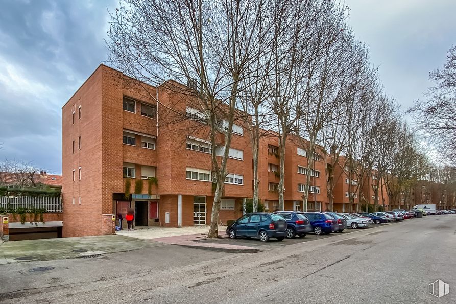 Local en alquiler y venta en Calle Toledo, 10, Alcalá de Henares, Madrid, 28804 con coche, edificio, cielo, nube, ventana, vehículo, rueda, diseño urbano, superficie de la carretera y árbol alrededor