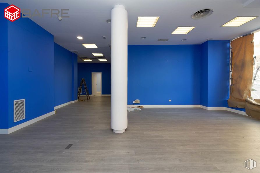 Retail for rent at Calle Villaamil, Tetuán, Madrid, 28039 with light fixture, lighting, flooring, floor, wall, ceiling, interior design, composite material, wood flooring and hall around