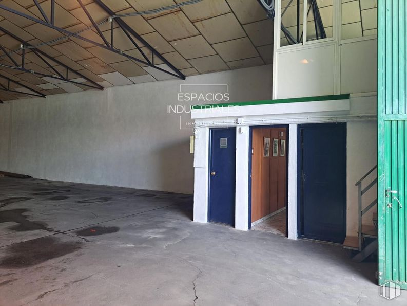 Industrial for sale at Zona Centro, Colmenar de Oreja, Madrid, 28380 with door, window, wood, fixture, floor, flooring, wall, hall, ceiling and gas around