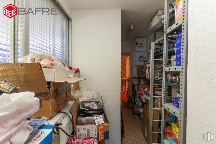 Local en venta en Casco urbano, Fuenlabrada, Madrid, 28945 con estante, estantería, pared, ventana, suelos, caja de envío, edificio, madera, caja y gafas alrededor