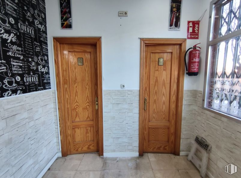 Local en venta en Calle Ministro Fernandez Ordoñez, 2, Alcorcón, Madrid, 28924 con puerta, armario, ventana, marrón, edificio, propiedad, accesorio, madera, casa y diseño de interiores alrededor