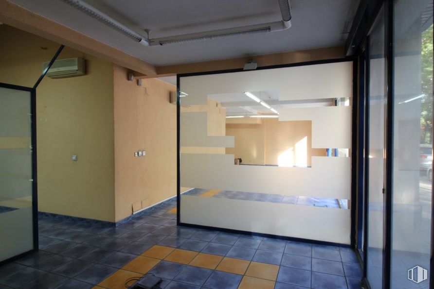 Local en alquiler en Avenida General Perón, Tetuán, Madrid, 28020 con accesorio, puerta, suelos, edificio, suelo, exterior del automóvil, techo, hall, madera y sombra alrededor