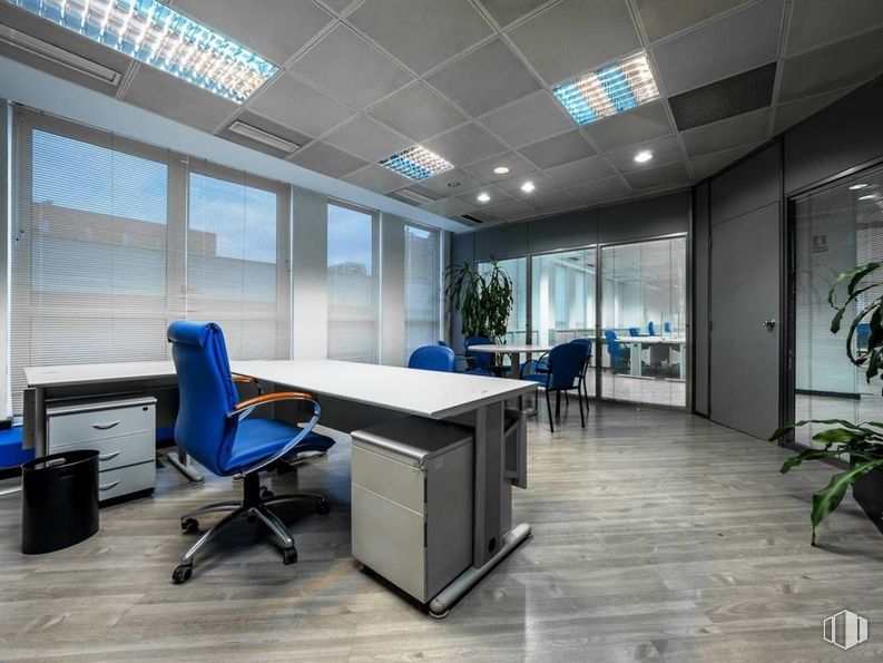 Oficina en alquiler en Calle Labastida, 2, Fuencarral - El Pardo, Madrid, 28034 con silla, escritorio, planta, mesa, mueble, edificio, silla de oficina, azul, azur y diseño de interiores alrededor