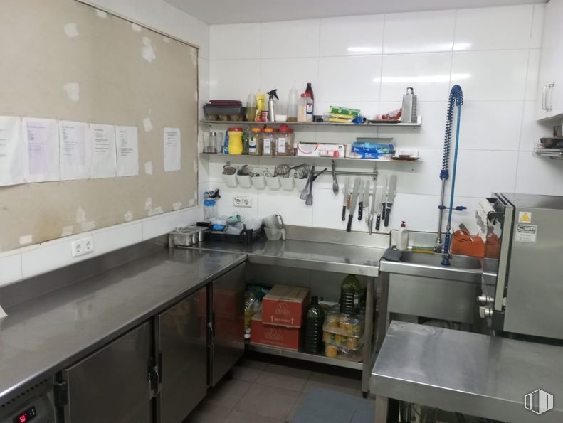 Retail for rent at Zona Simancas, San Blas - Canillejas, Madrid, 28037 with tap, sink, kitchen sink, interior design, cabinetry, countertop, kitchen, machine, room and shelving around