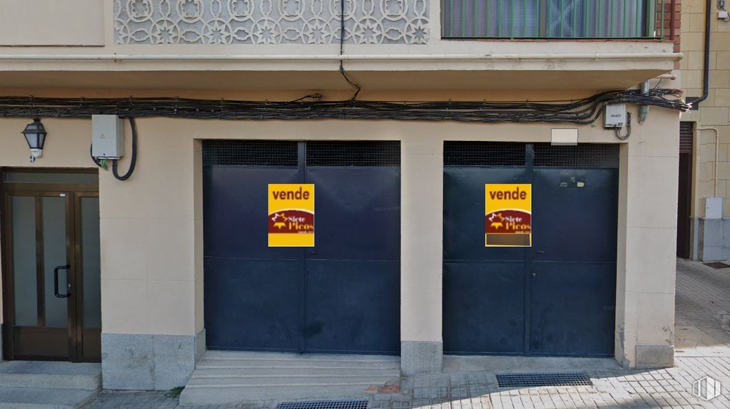 Retail for sale at Calle San Antonio el Real, Segovia, 40004 with door, window, daytime, fixture, building, font, facade, tints and shades, house and gas around