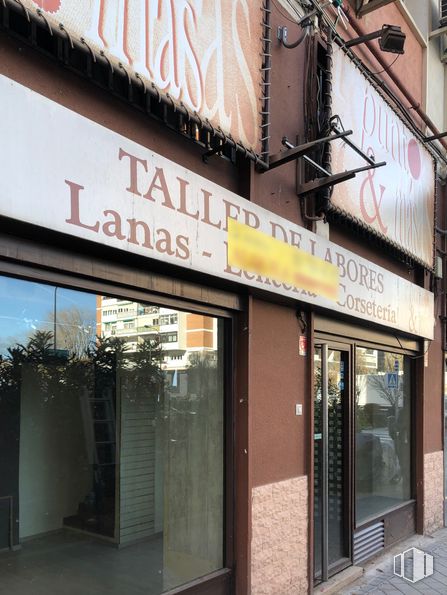 Local en alquiler en Barrio del Pilar, Fuencarral - El Pardo, Madrid, 28029 con accesorio, edificio, ventana, fuente, fachada, bienes raíces, puerta, señalización, casa y toldo alrededor