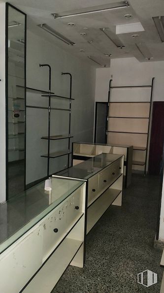 Retail for rent at Paseo Delicias, Arganzuela, Madrid, 28045 with cabinetry, building, table, drawer, interior design, architecture, wood, fixture, floor and flooring around