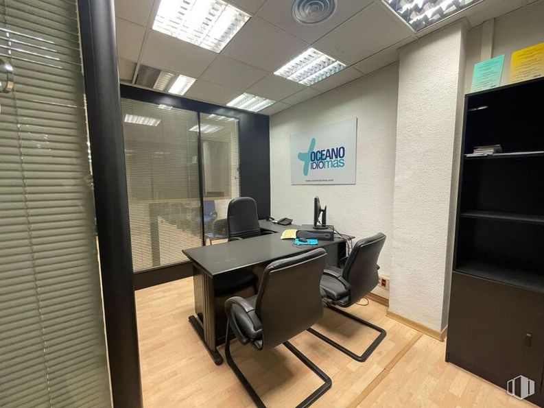 Oficina en venta en Zona Gaztambide, Chamberí, Madrid, 28015 con silla, escritorio, persiana de la ventana, mesa, mueble, silla de oficina, escritorio del ordenador, edificio, interiorismo y suelos alrededor