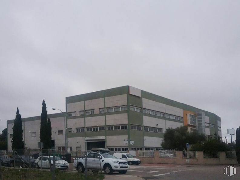 Industrial for sale at Polígono Los Olivos, Getafe, Madrid, 28906 with car, building, sky, cloud, wheel, tire, plant, vehicle, urban design and facade around