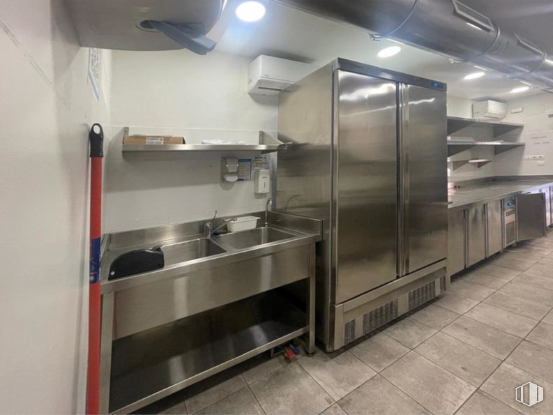 Local en venta en Zona Palos de la Frontera, Arganzuela, Madrid, 28045 con refrigerador, edificio, accesorio, fregadero, interiorismo, suelo, suelos, gas, vidrio y aluminio alrededor