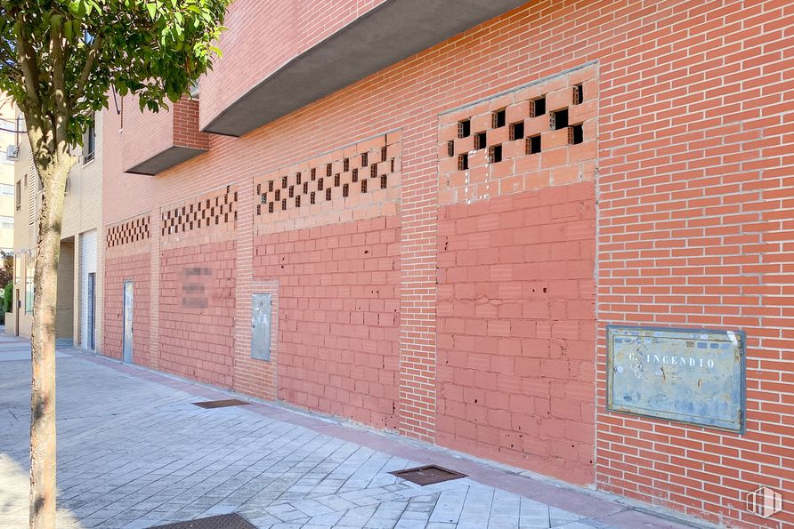 Retail for rent at Avenida Universidad, 13, Fuenlabrada, Madrid, 28942 with building, brick, brickwork, wood, orange, architecture, tree, road surface, building material and plant around