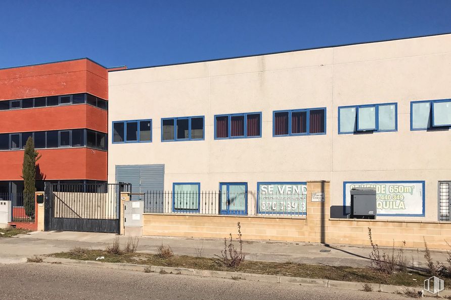 Industrial for sale at Calle Severo Ochoa, 90, Talavera de la Reina, Toledo, 45614 with building, window, sky, fixture, residential area, facade, rural area, composite material, commercial building and rectangle around