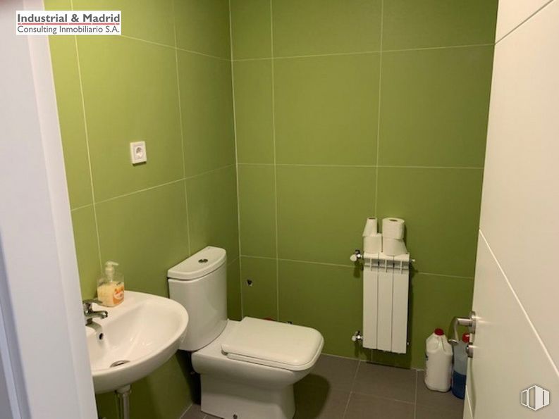 Industrial for sale at Polígono Industrial Coto Cisneros, Arganda del Rey, Madrid, 28500 with sink, toilet, toilet seat, bathroom, bathroom sink, purple, toilet paper, interior design, floor and toilet roll holder around