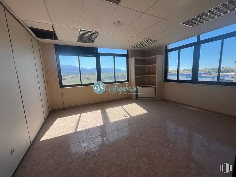 Nave en venta en Polígono Hontoria, Segovia, 40195 con ventana, edificio, accesorio, sombra, interiorismo, suelos, cielo, suelo, madera y inmobiliario alrededor