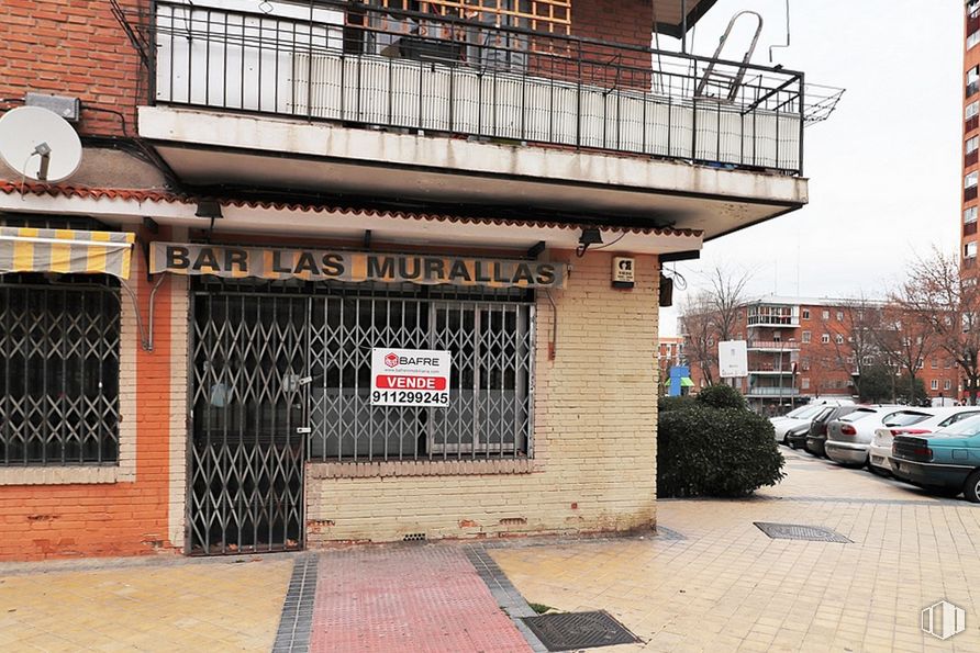 Local en venta en Calle de Fuengirola, Puente de Vallecas, Madrid, 28038 con coche, edificio, ventana, propiedad, neumático, rueda, vehículo, ladrillo, barrio y superficie de la carretera alrededor