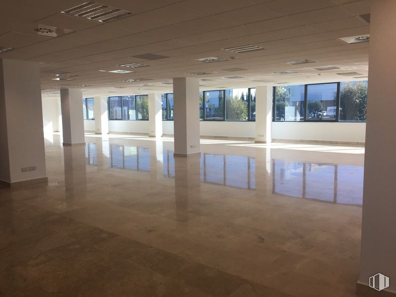 Office for rent at Edificio Europa I, Avenida Fuencarral, 24, Alcobendas, Madrid, 28108 with window, property, fixture, floor, flooring, composite material, building material, event, wood and hall around