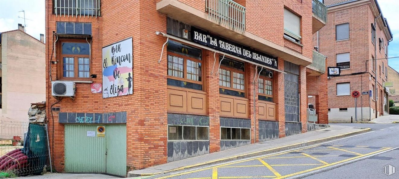 Retail for sale at Barrio San Lorenzo, Segovia, 40003 with window, building, property, wood, brickwork, fixture, brick, line, wall and building material around